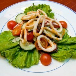 Салат из кальмаров с помидорами и огурцами