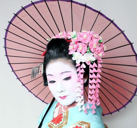 Цветочное украшение японской прически