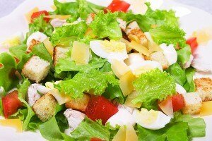 Классический салат цезарь 