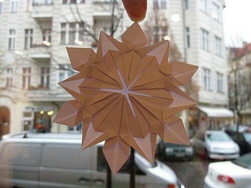 Бумажная снежинка оригами на окне
