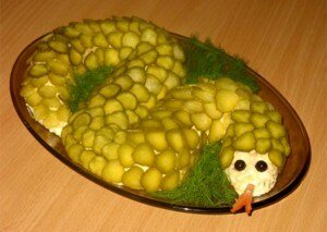 Необычный салат на Новый год 2013: «Змейка на лужайке