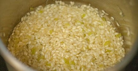 Тушение риса с луком
